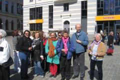 Oystein-og-damer-pa-torget